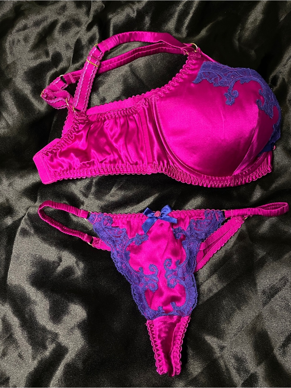 Agent Provocateur Molly Fuchsia Satin/Silk Bra & Thong Set in 34DD, AP2 (US 4) - Picture 4 of 14
